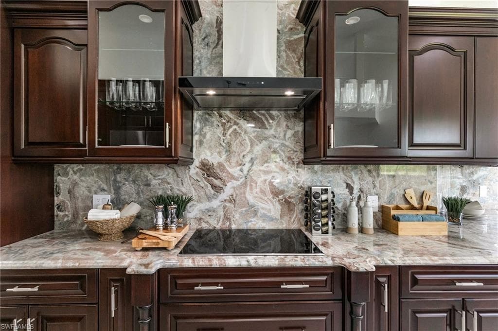221 10th St SE, Naples, FL 34117-15