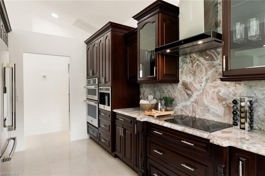 221 10th St SE, Naples, FL 34117-16