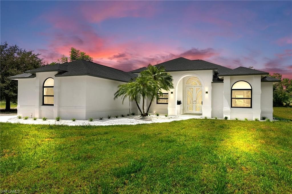 221 10th St SE, Naples, FL 34117-2