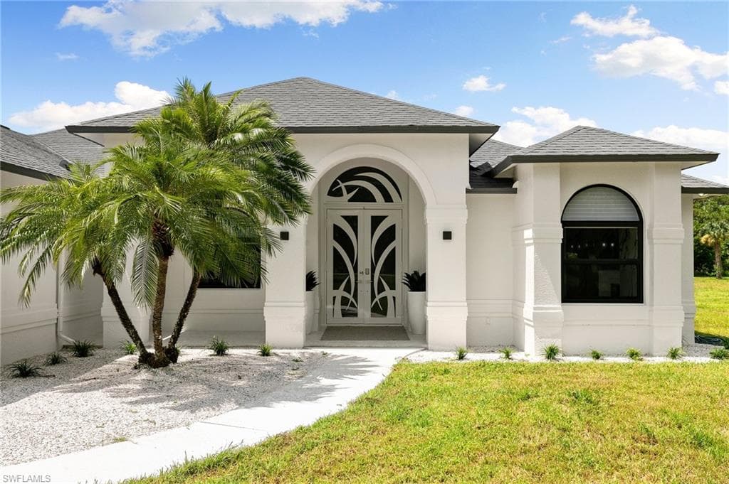 221 10th St SE, Naples, FL 34117-35