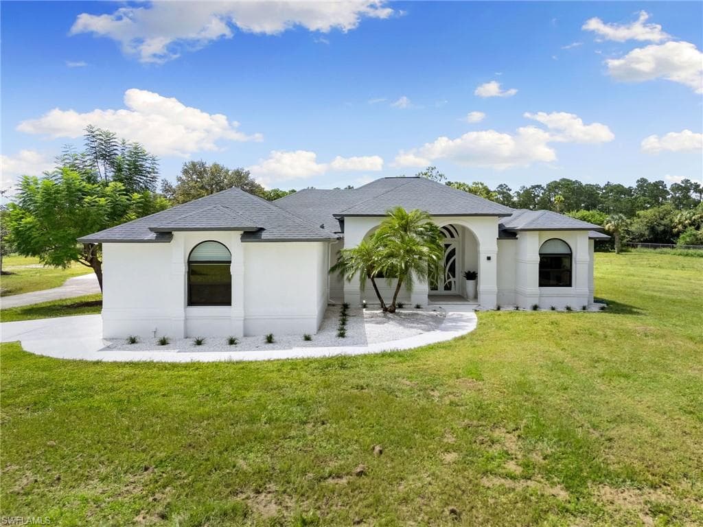 221 10th St SE, Naples, FL 34117-36
