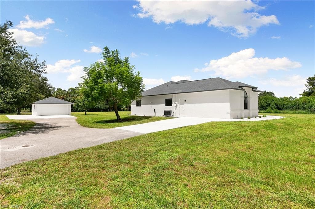 221 10th St SE, Naples, FL 34117-37