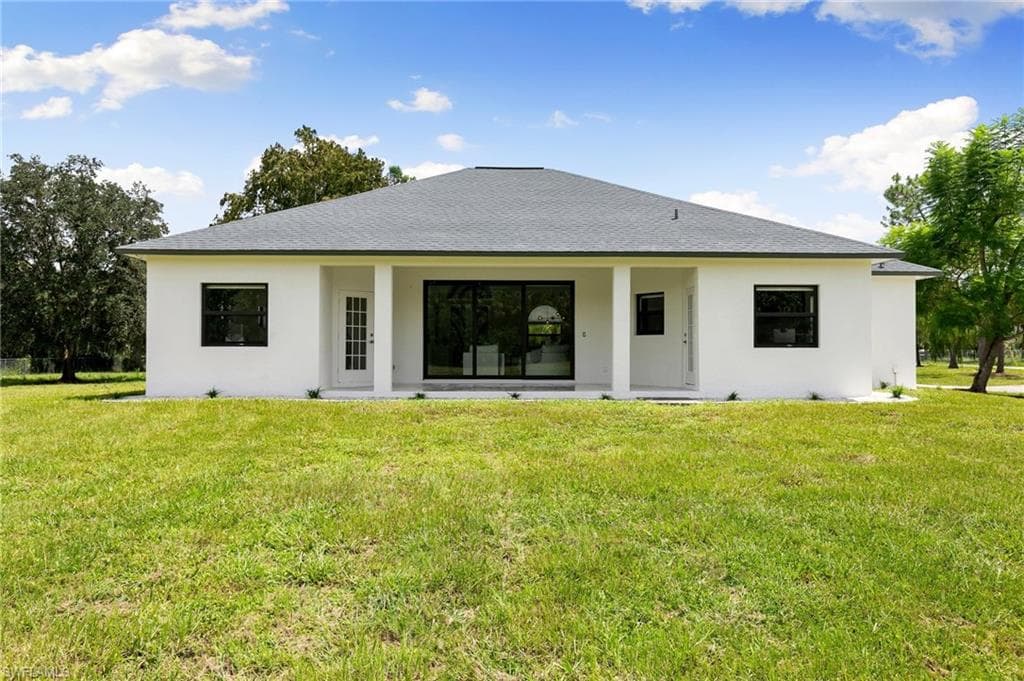 221 10th St SE, Naples, FL 34117-39