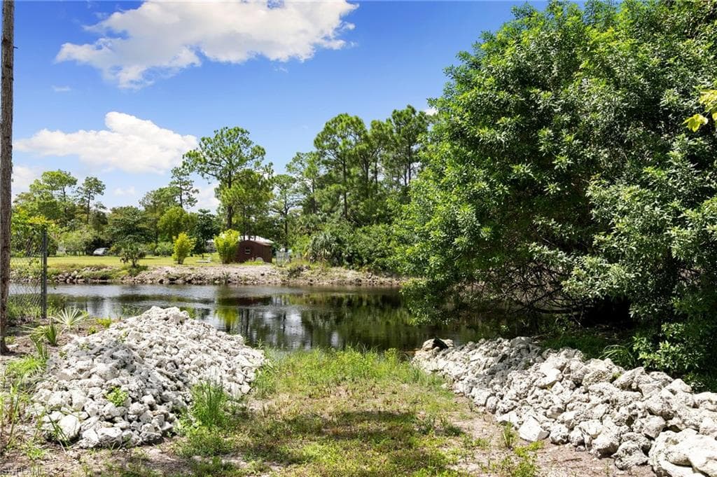 221 10th St SE, Naples, FL 34117-41