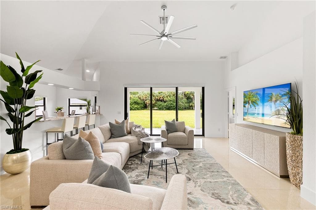 221 10th St SE, Naples, FL 34117-4