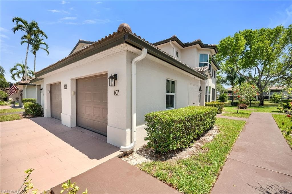 600 Diamond Cir 607, Naples, FL 34110-17