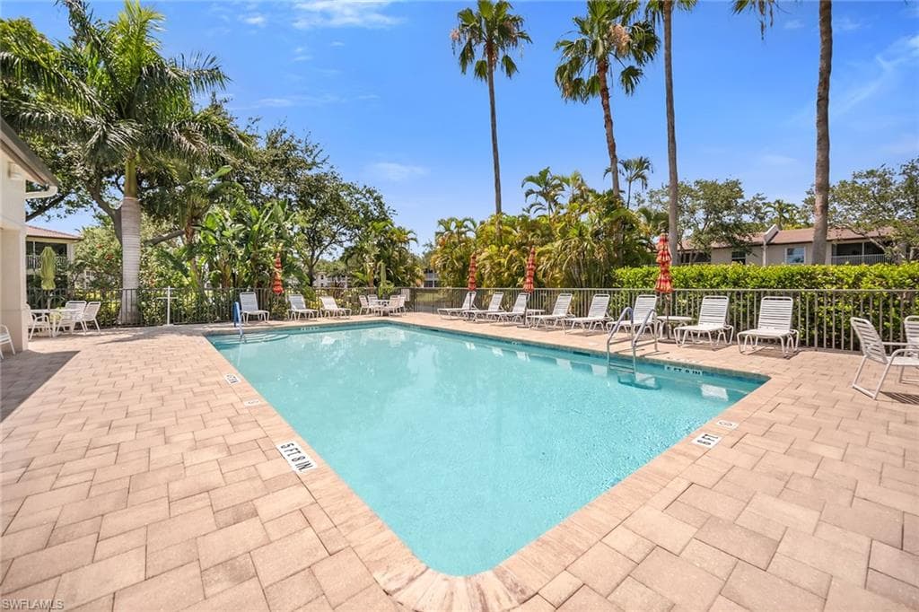 600 Diamond Cir 607, Naples, FL 34110-18