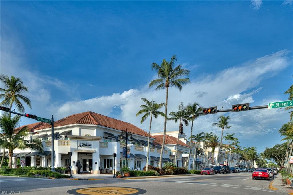 600 Diamond Cir 607, Naples, FL 34110-26