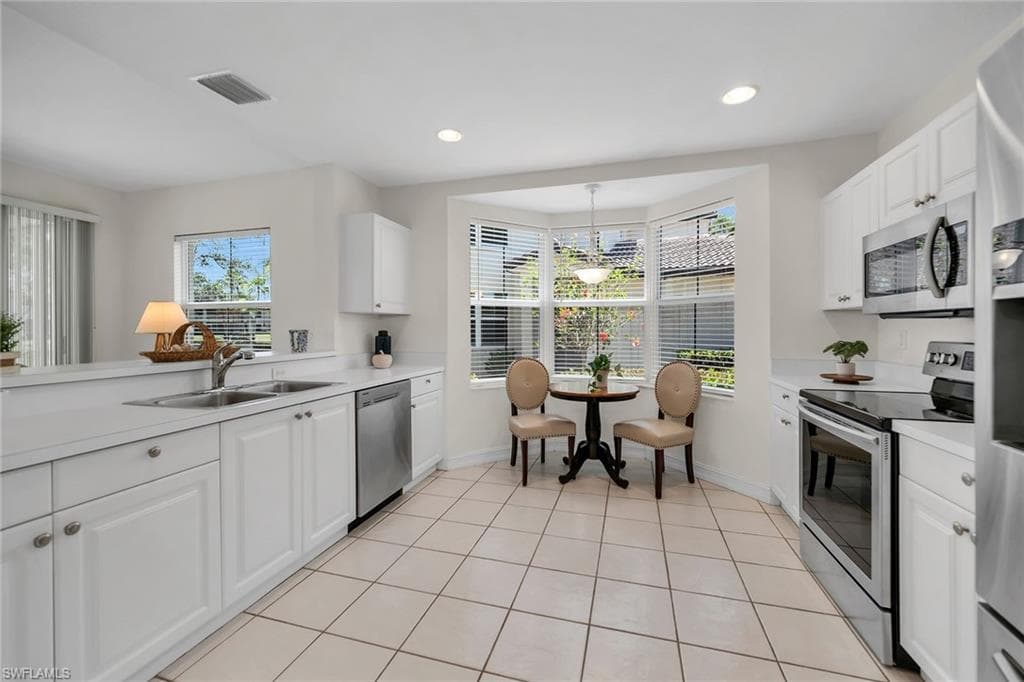 600 Diamond Cir 607, Naples, FL 34110-7