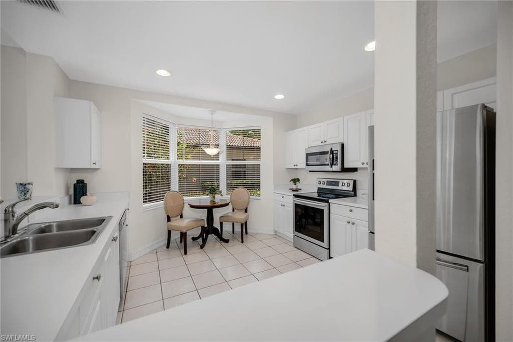 600 Diamond Cir 607, Naples, FL 34110-8