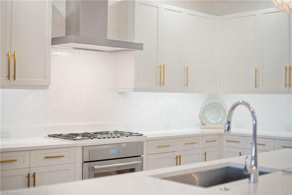 875 6th Ave S 304, Naples, FL 34102-9
