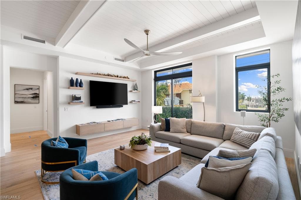 875 6th Ave S 304, Naples, FL 34102-1