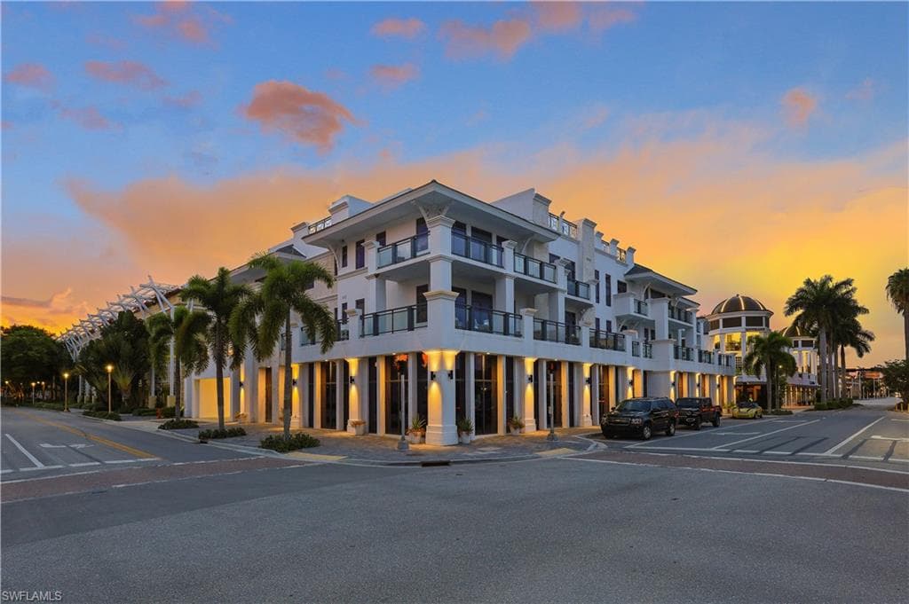 875 6th Ave S 304, Naples, FL 34102-26
