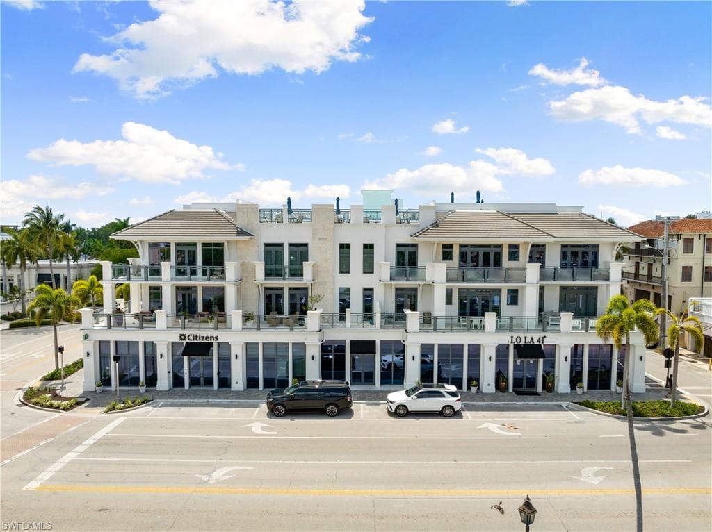 875 6th Ave S 304, Naples, FL 34102-29