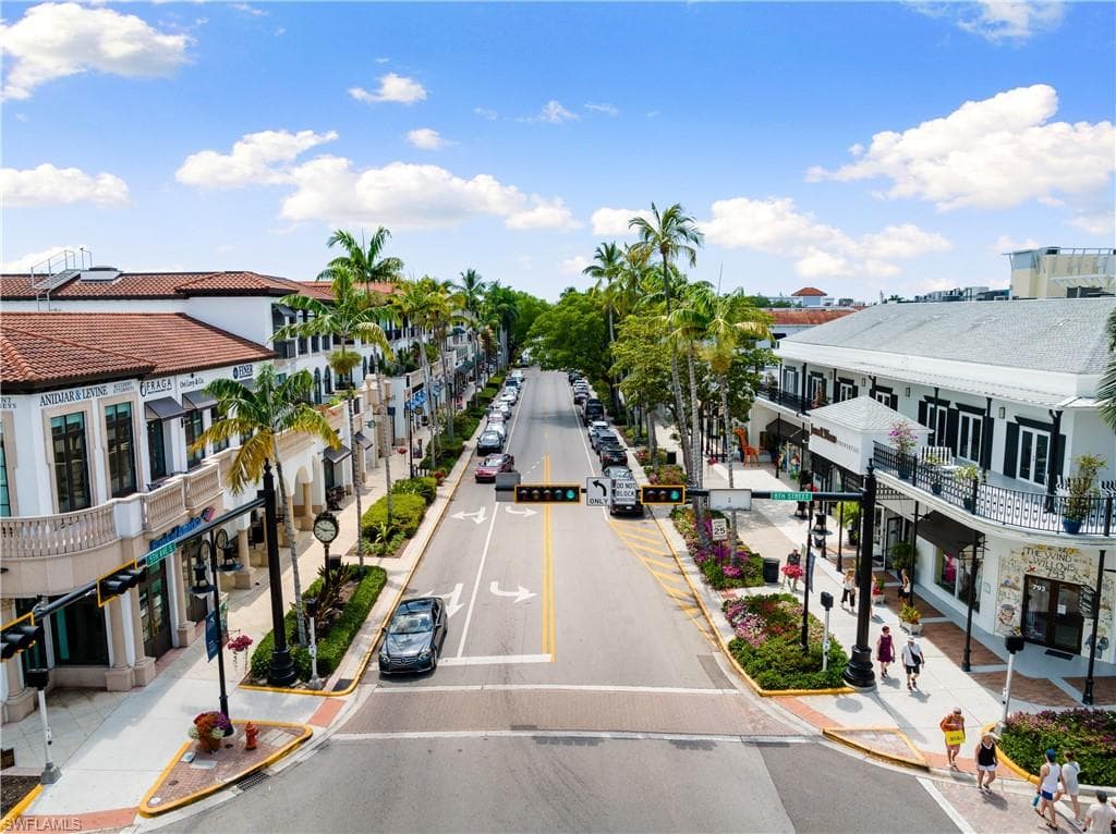 875 6th Ave S 304, Naples, FL 34102-33