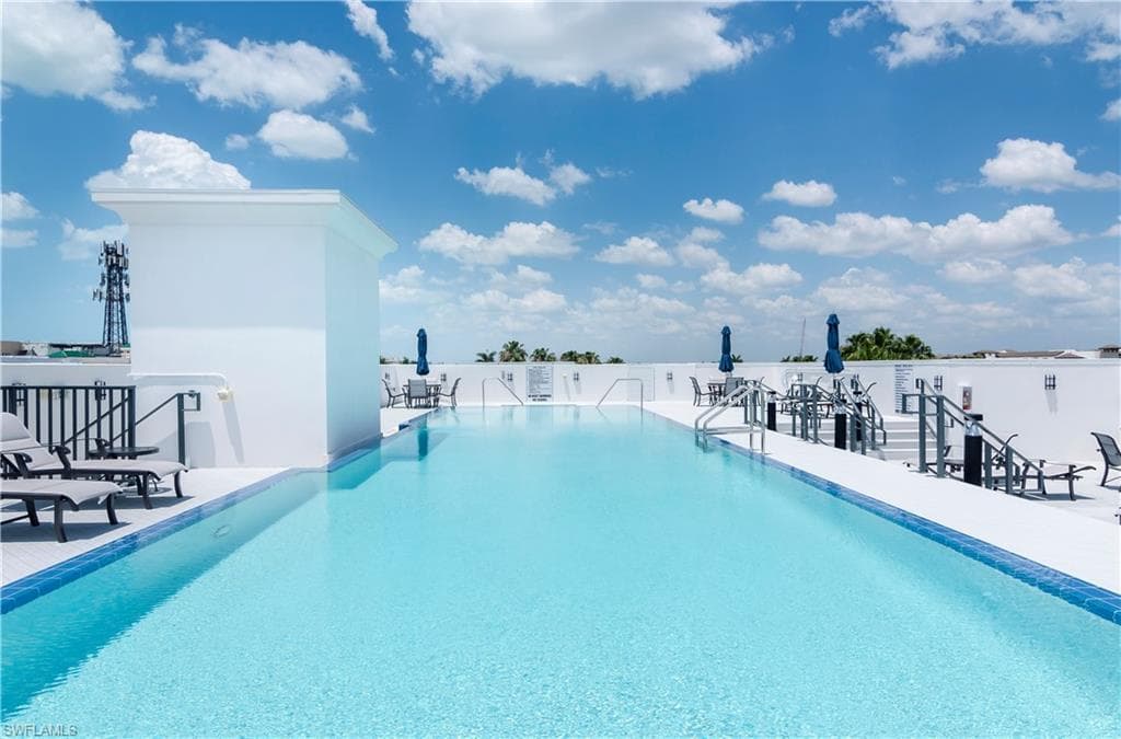 875 6th Ave S 304, Naples, FL 34102-3