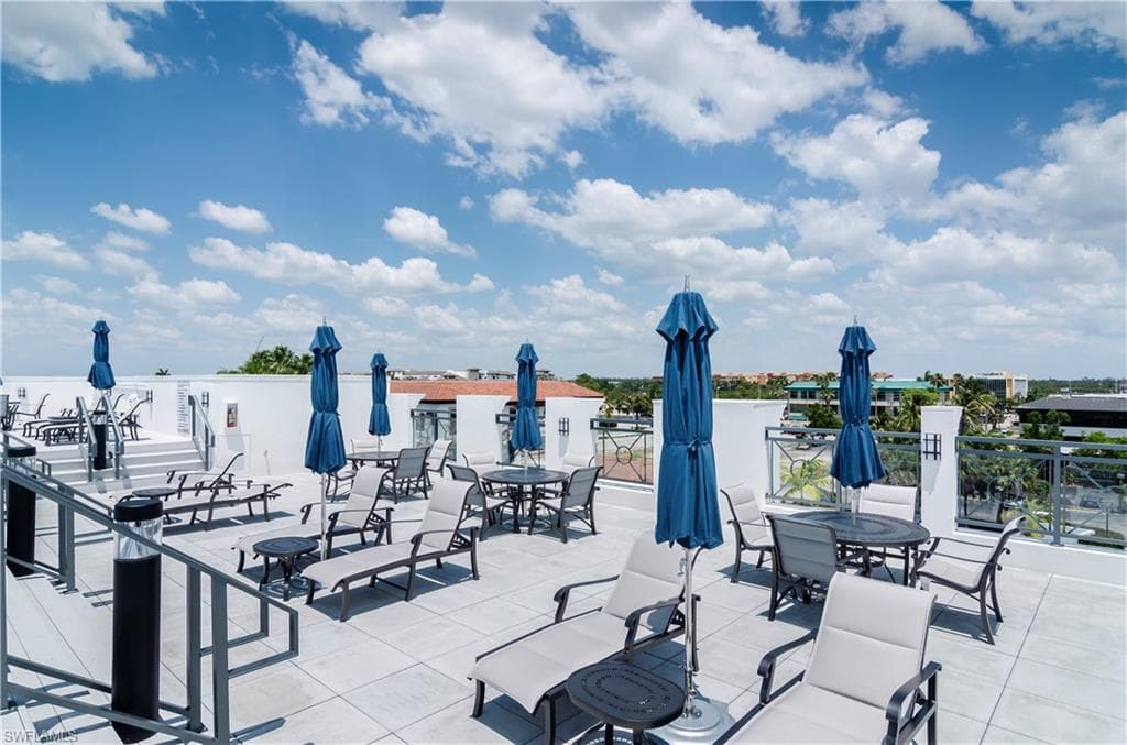 875 6th Ave S 304, Naples, FL 34102-4