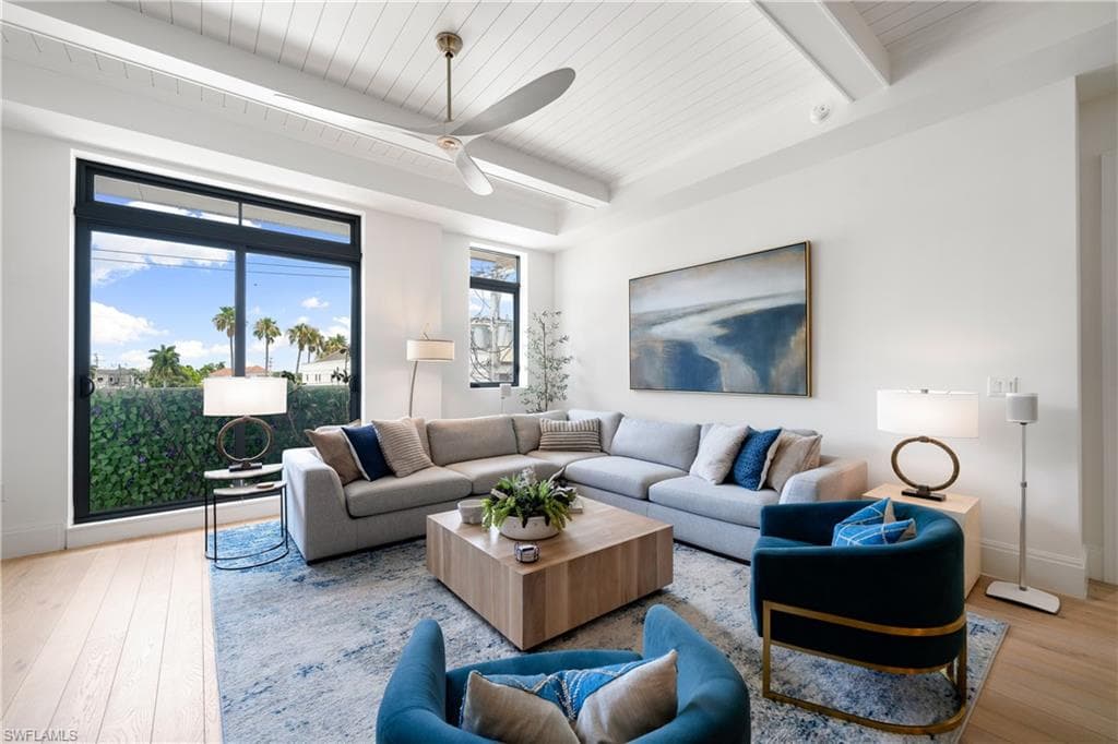 875 6th Ave S 304, Naples, FL 34102-5