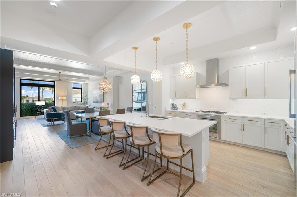 875 6th Ave S 304, Naples, FL 34102-7
