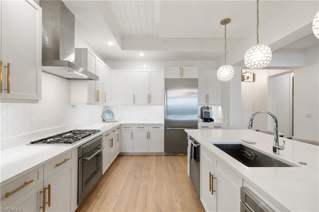 875 6th Ave S 304, Naples, FL 34102-8