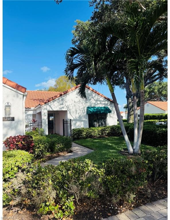 718 Reef Point Cir, Naples, FL 34108-2
