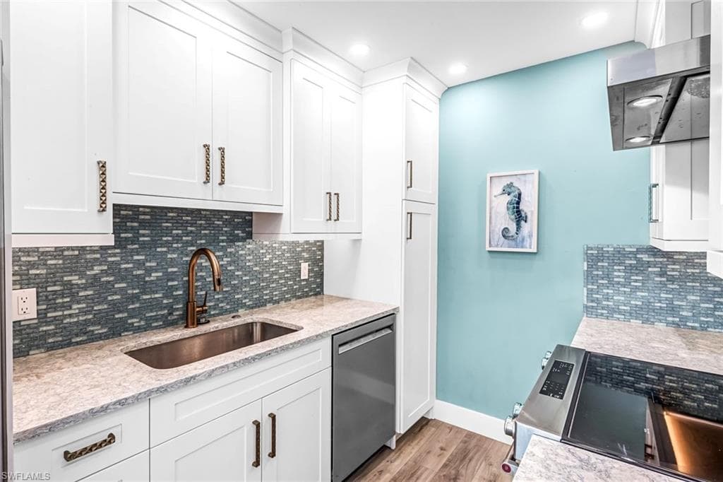 333 Harbour Dr 201, Naples, FL 34103-20