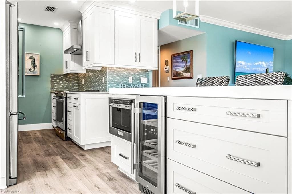 333 Harbour Dr 201, Naples, FL 34103-21