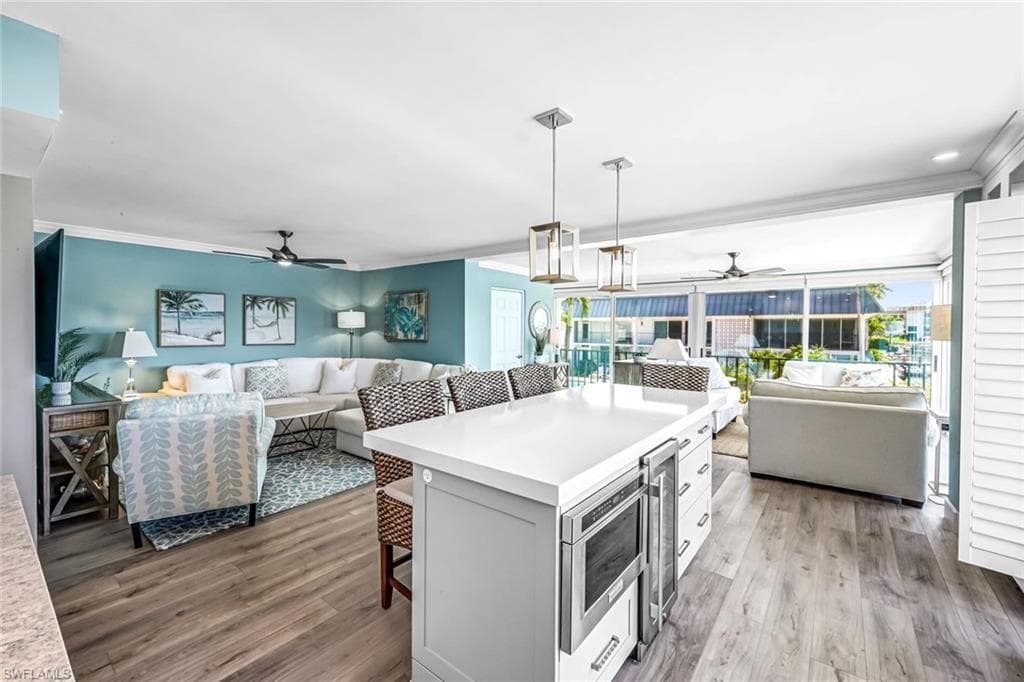 333 Harbour Dr 201, Naples, FL 34103-22
