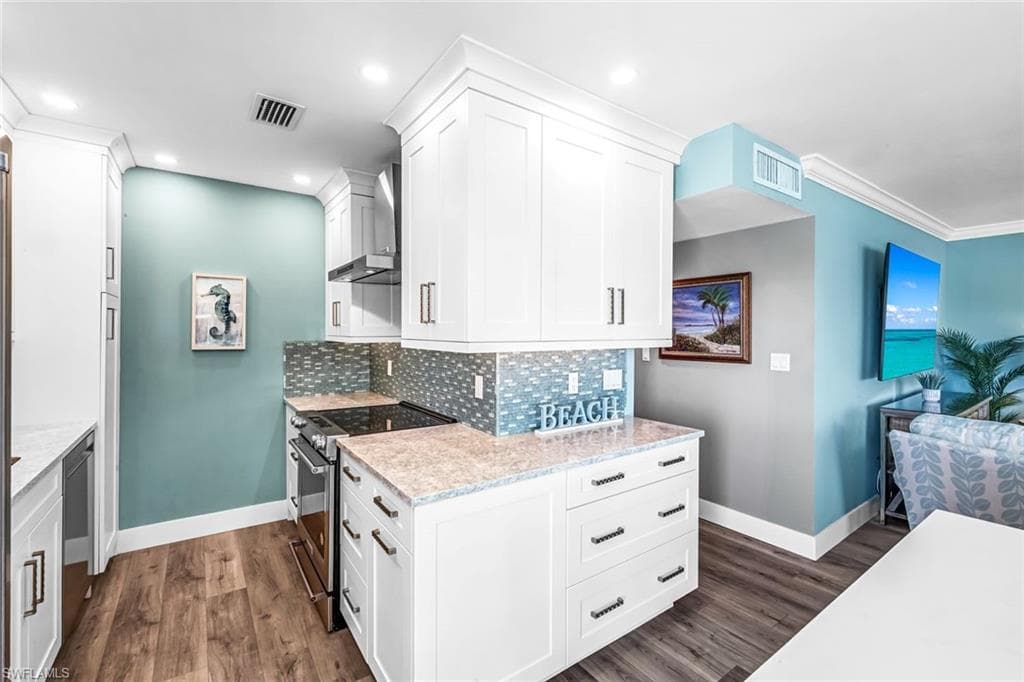 333 Harbour Dr 201, Naples, FL 34103-23