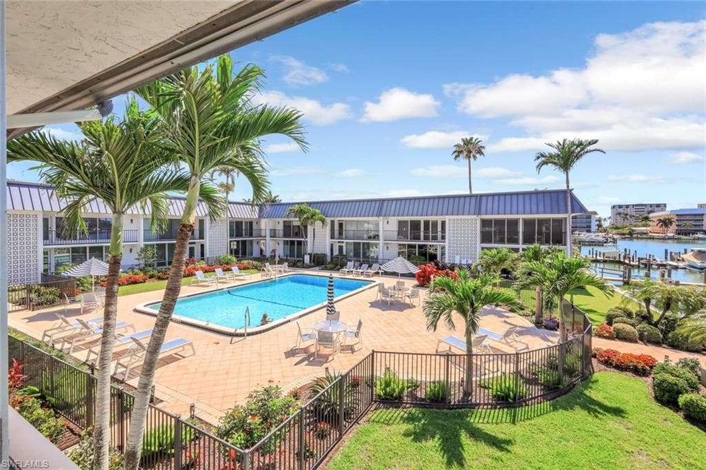 333 Harbour Dr 201, Naples, FL 34103-26