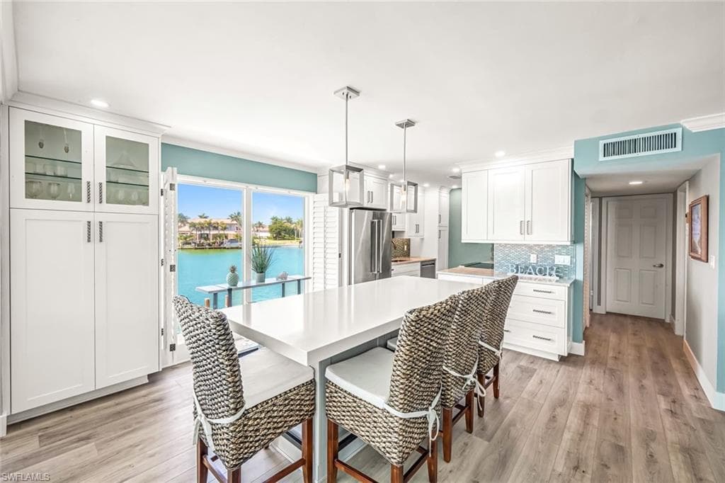 333 Harbour Dr 201, Naples, FL 34103-2