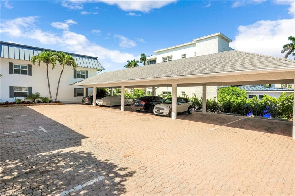 333 Harbour Dr 201, Naples, FL 34103-31