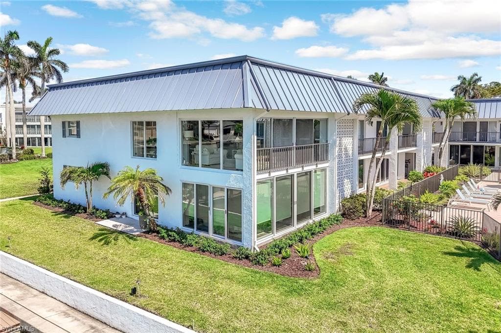 333 Harbour Dr 201, Naples, FL 34103-33