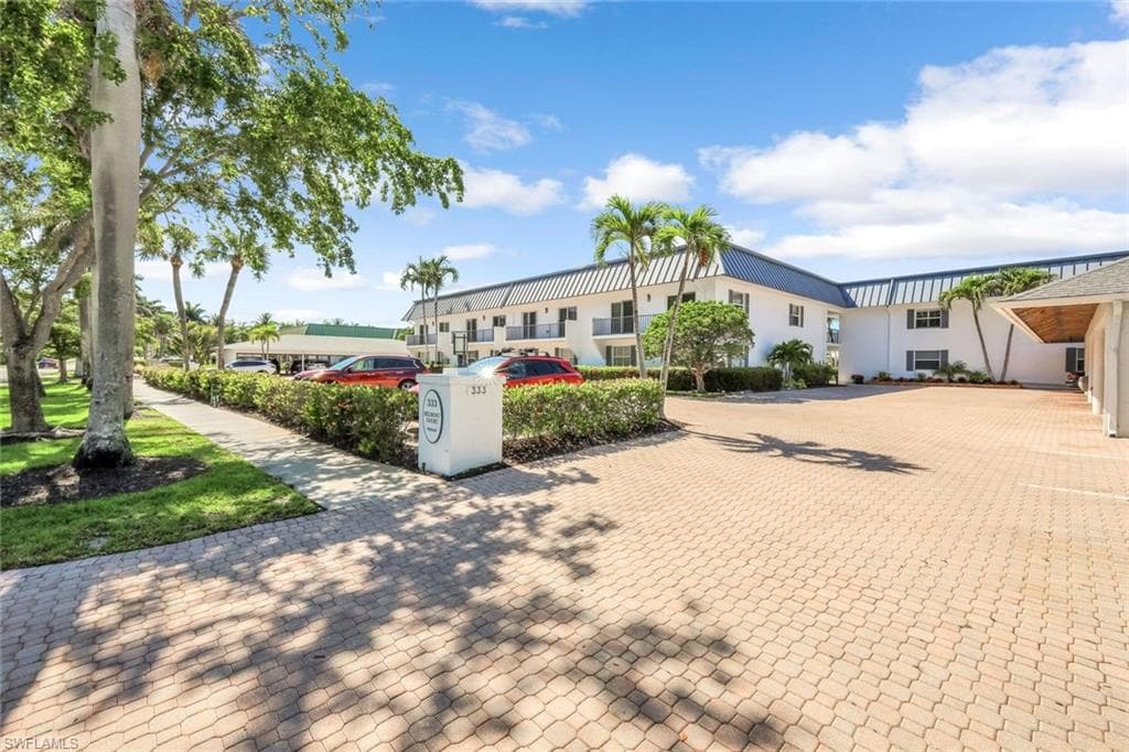333 Harbour Dr 201, Naples, FL 34103-34