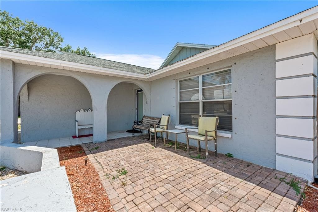 626 103rd Ave N, Naples, FL 34108-5