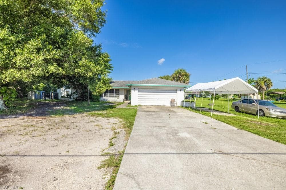 6785 Yarberry Ln, Naples, FL 34109-3