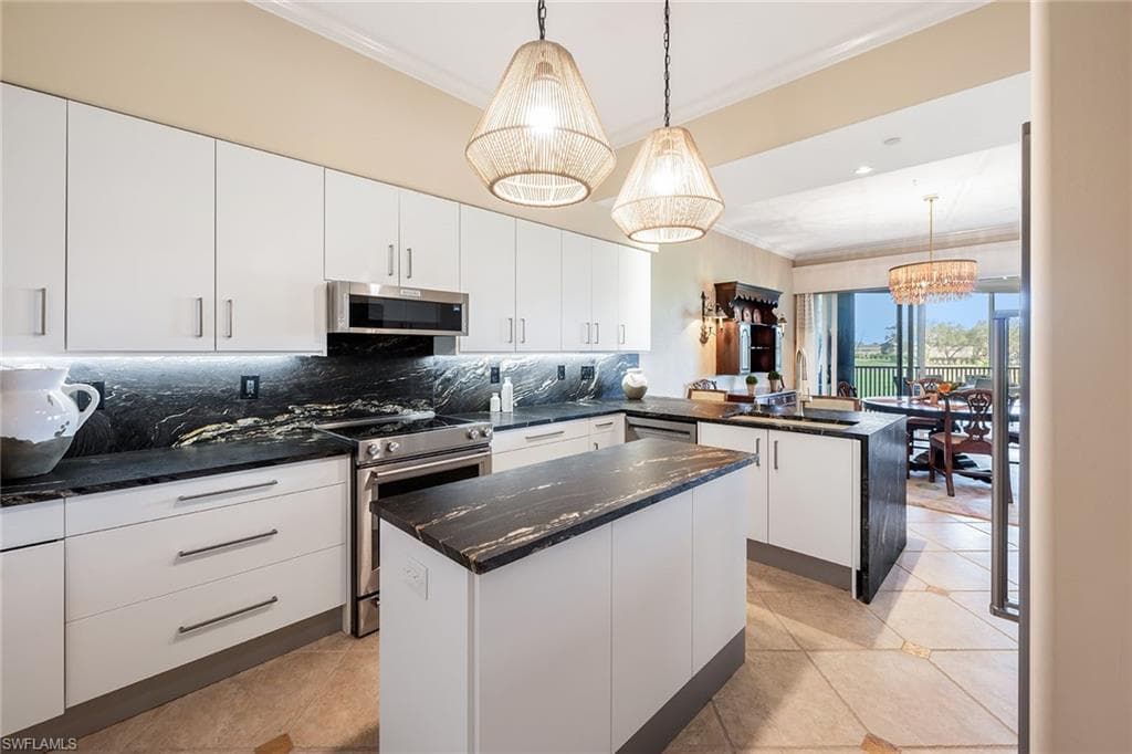 560 El Camino Real 1102, Naples, FL 34119-16