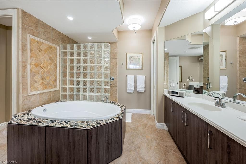 560 El Camino Real 1102, Naples, FL 34119-23