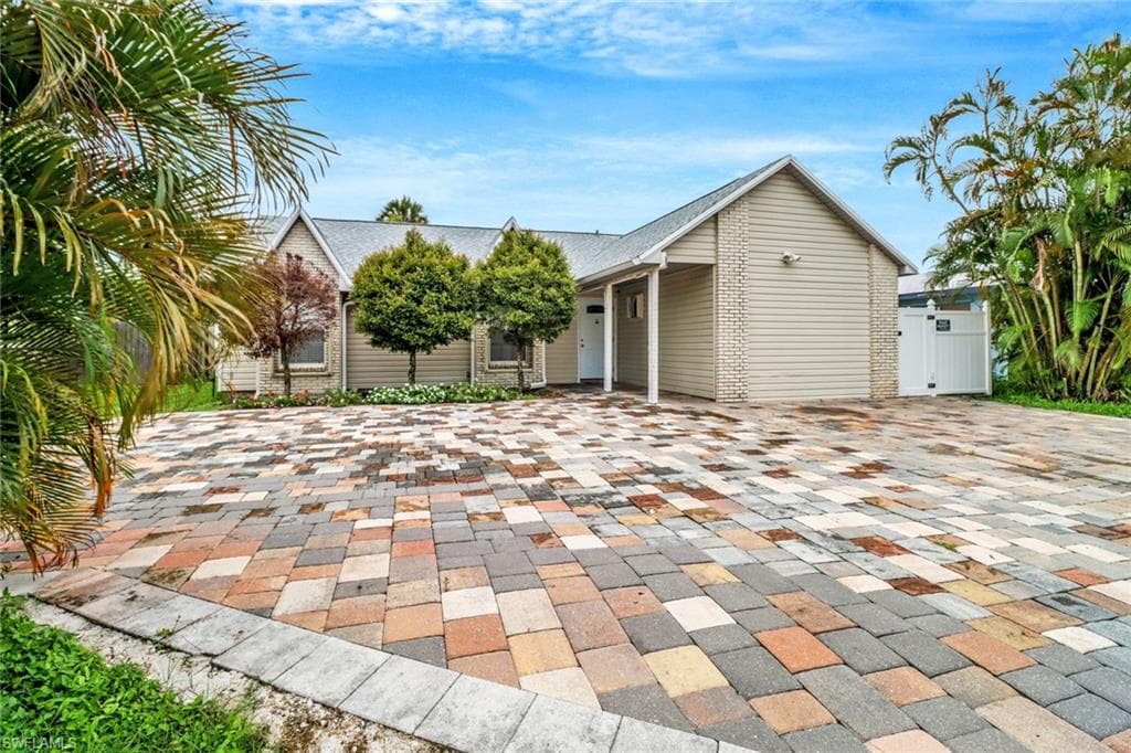 4617 Lombardy Ln, Naples, FL 34112-2