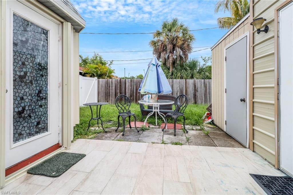 4617 Lombardy Ln, Naples, FL 34112-32