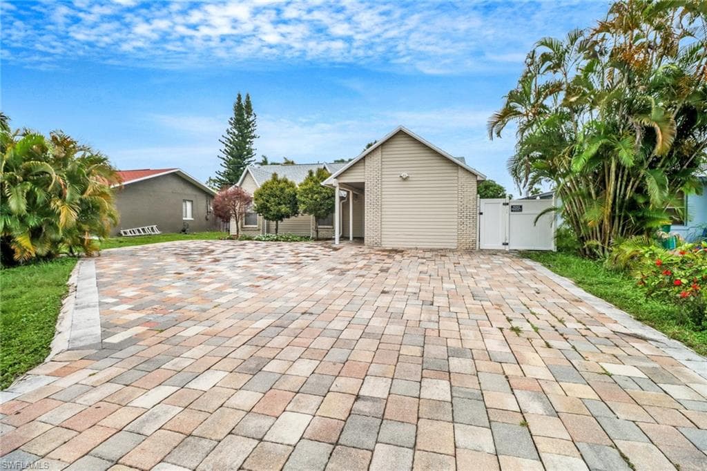4617 Lombardy Ln, Naples, FL 34112-3