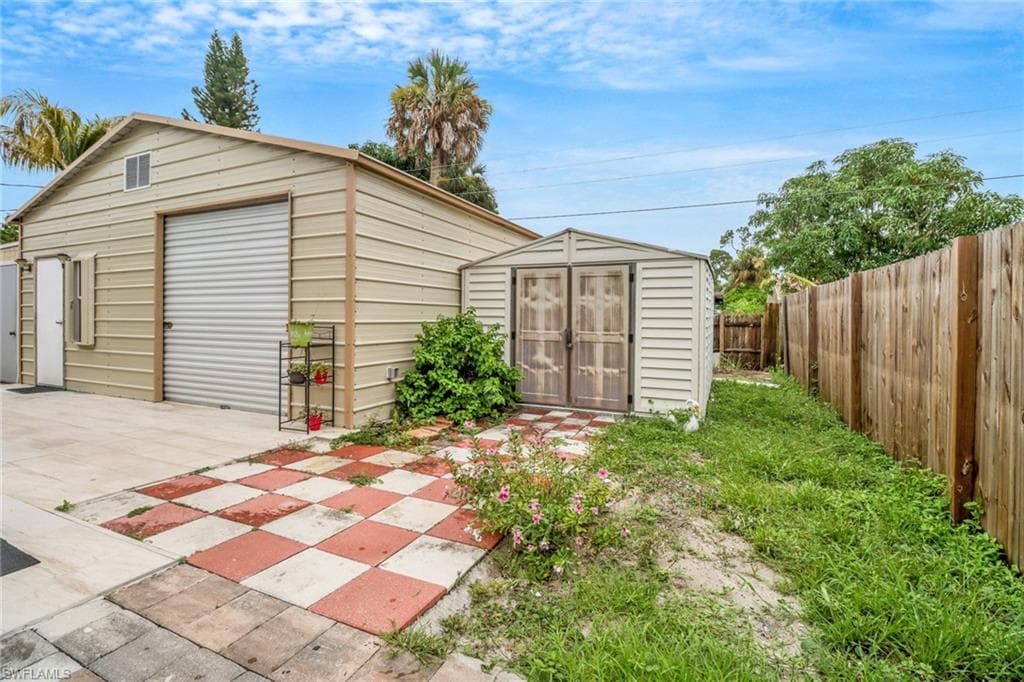 4617 Lombardy Ln, Naples, FL 34112-4