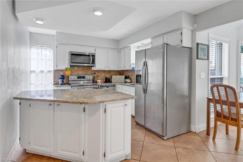 4617 Lombardy Ln, Naples, FL 34112-8