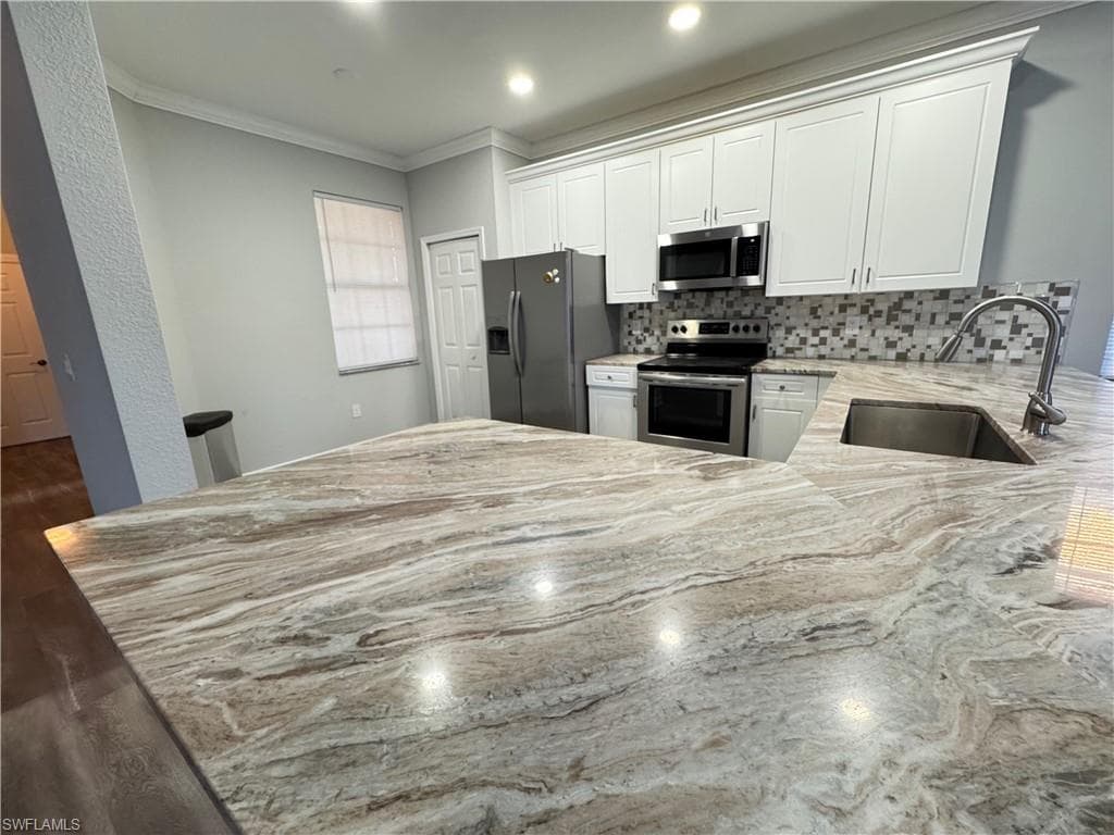 7614 Bristol Cir, Naples, FL 34120-9