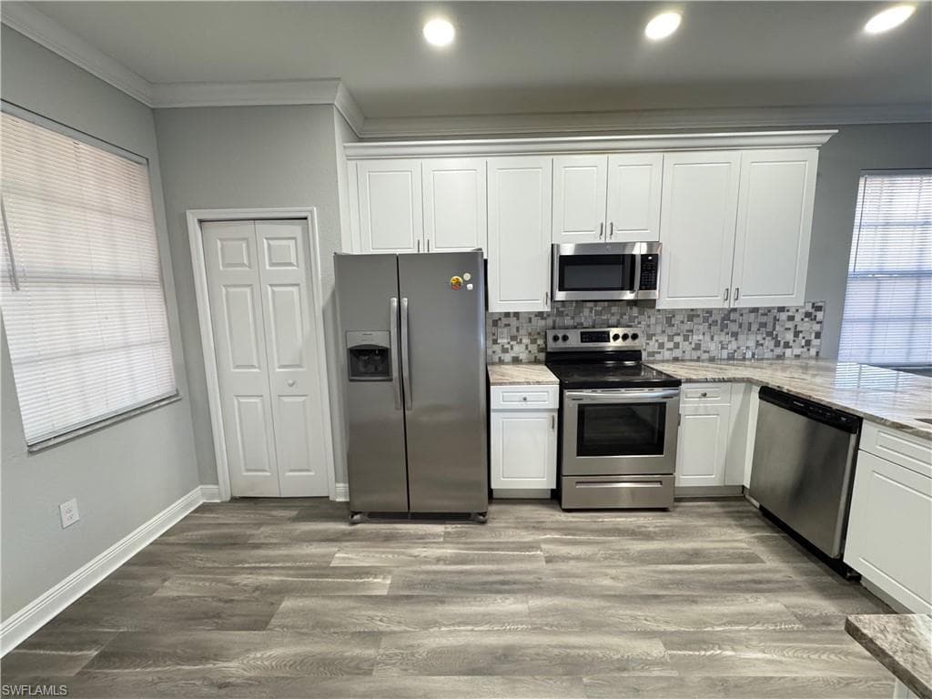 7614 Bristol Cir, Naples, FL 34120-10