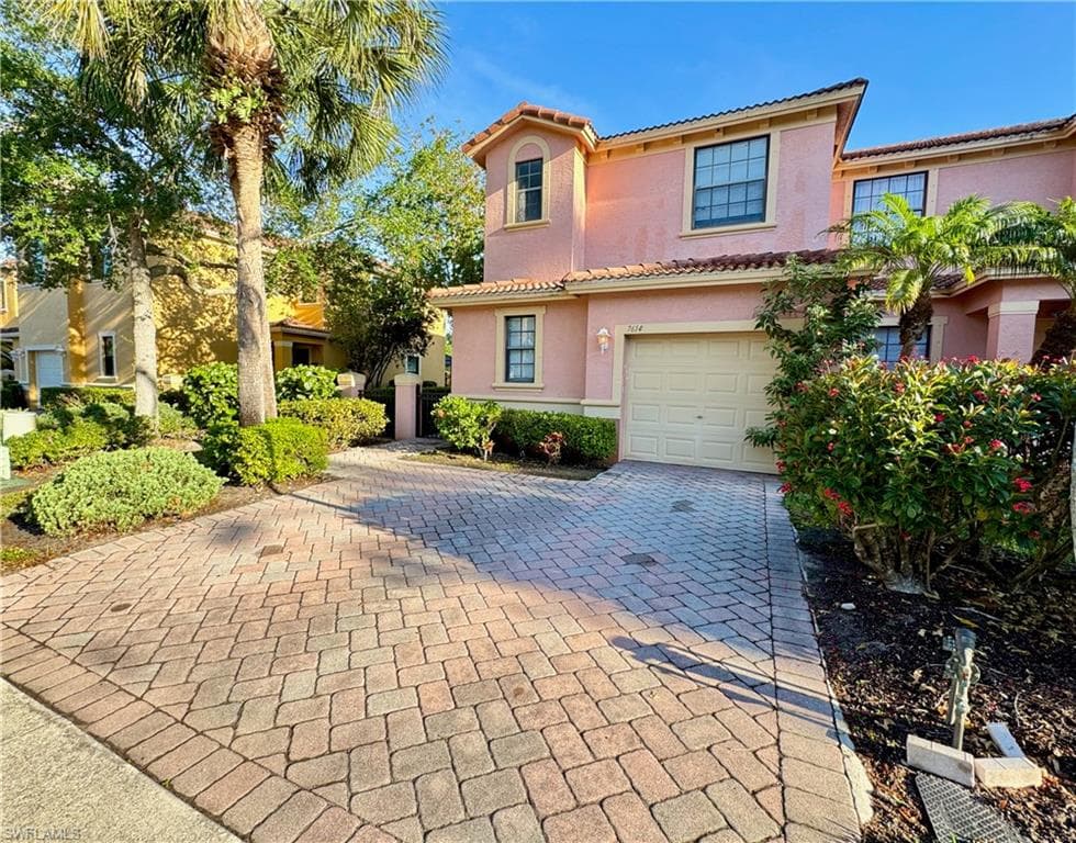 7614 Bristol Cir, Naples, FL 34120-2