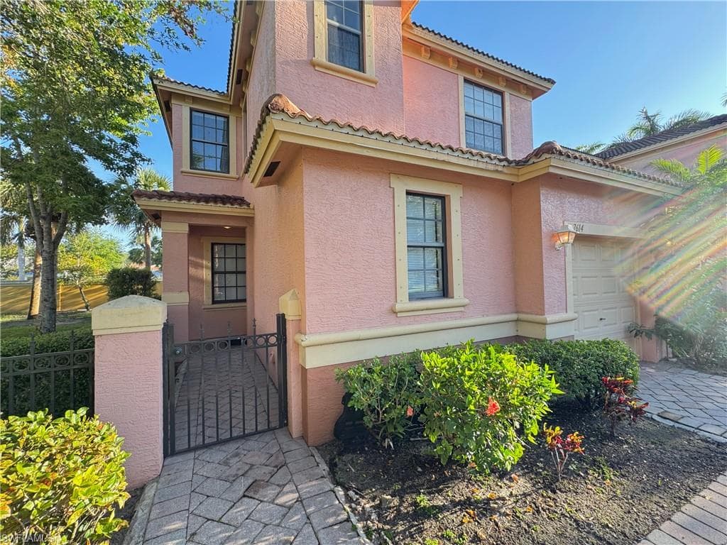 7614 Bristol Cir, Naples, FL 34120-3