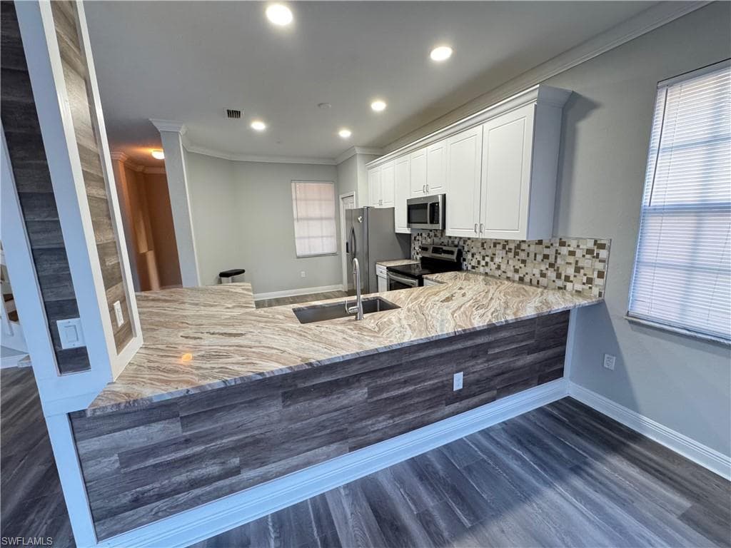 7614 Bristol Cir, Naples, FL 34120-8