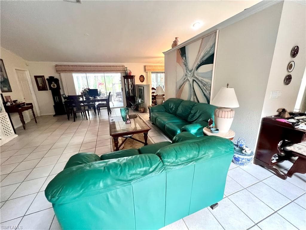 720 1st St NW, Naples, FL 34120-9