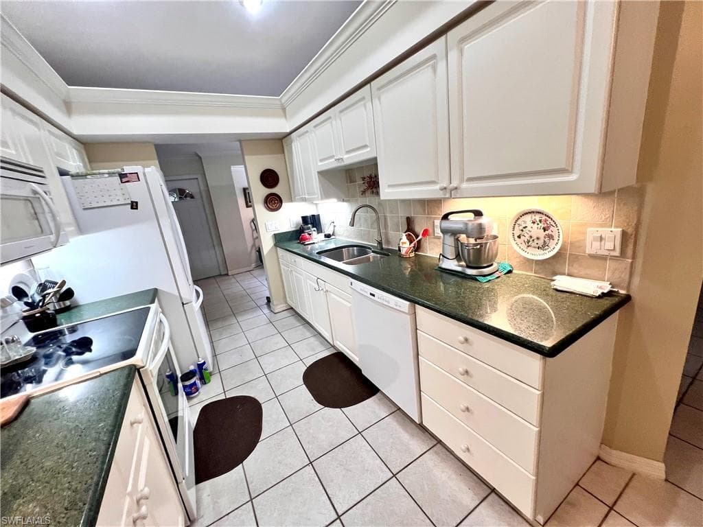 720 1st St NW, Naples, FL 34120-11